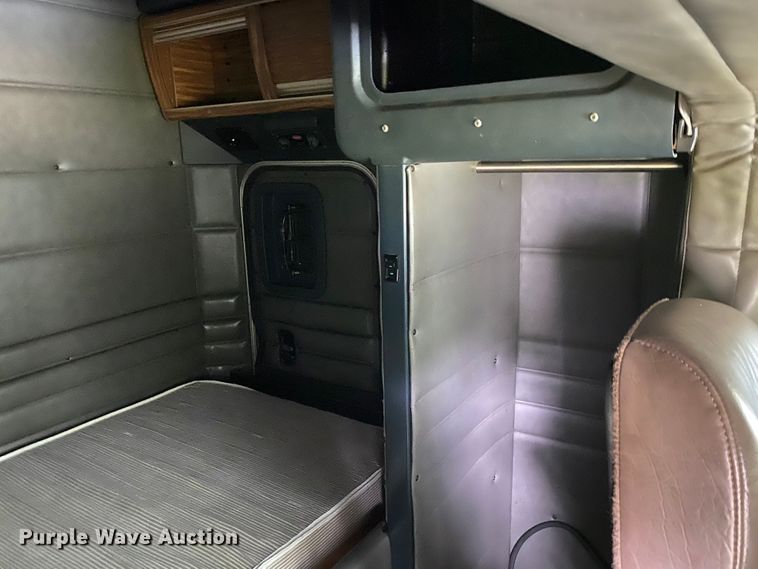 image for item HG9213 2002 Peterbilt 379  semi truck