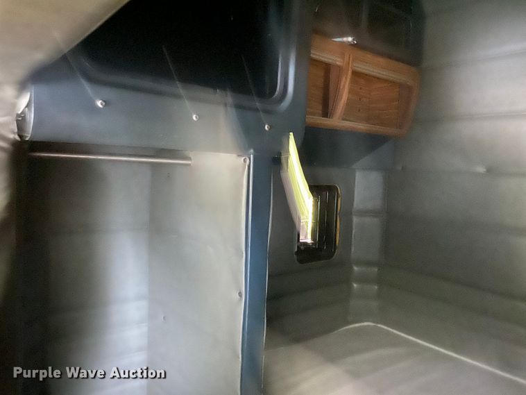 image for item HG9213 2002 Peterbilt 379  semi truck