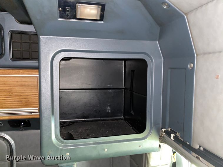 image for item HG9213 2002 Peterbilt 379  semi truck