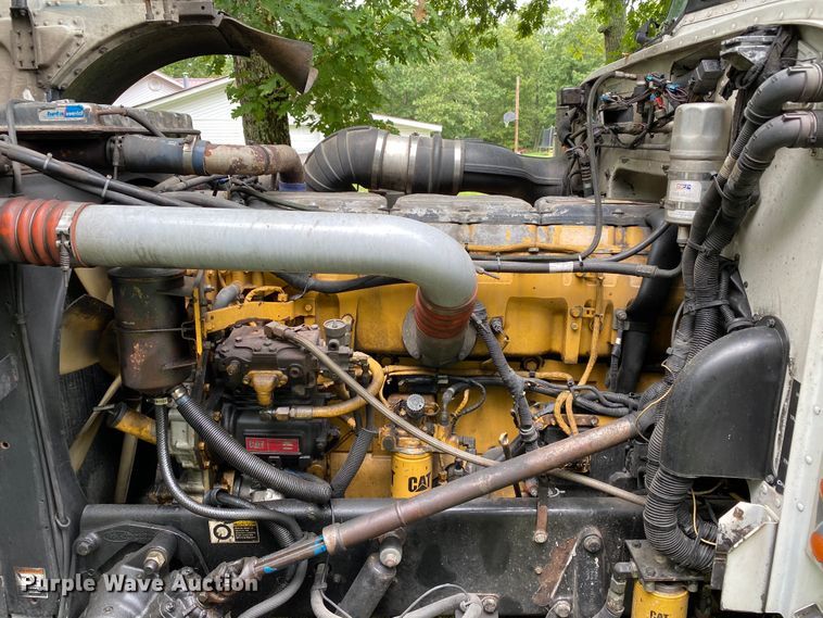 image for item HG9213 2002 Peterbilt 379  semi truck