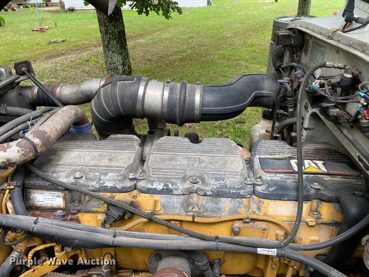 image for item HG9213 2002 Peterbilt 379  semi truck