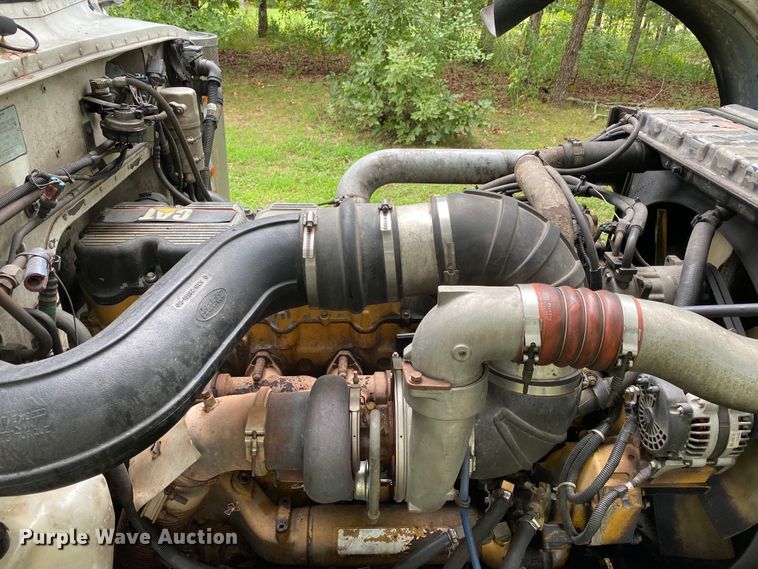 image for item HG9213 2002 Peterbilt 379  semi truck