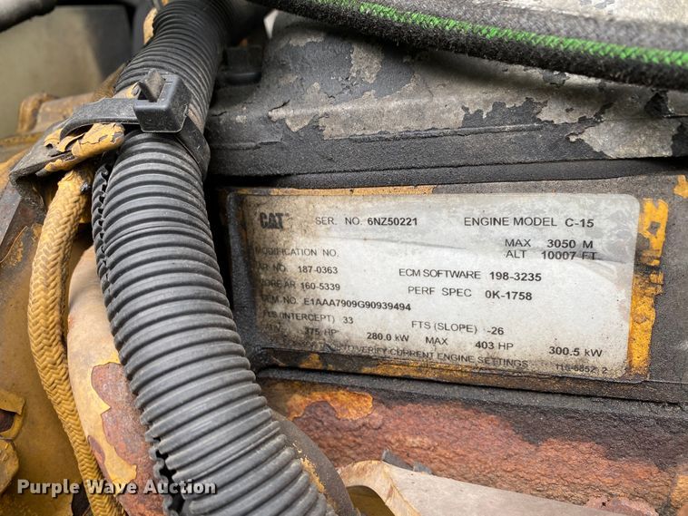 image for item HG9213 2002 Peterbilt 379  semi truck