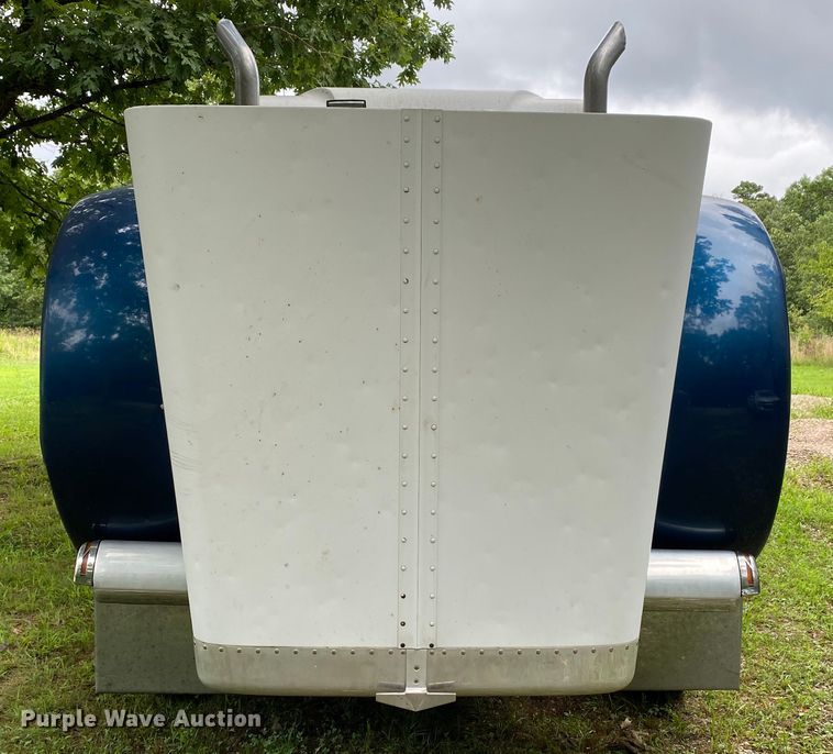 image for item HG9213 2002 Peterbilt 379  semi truck