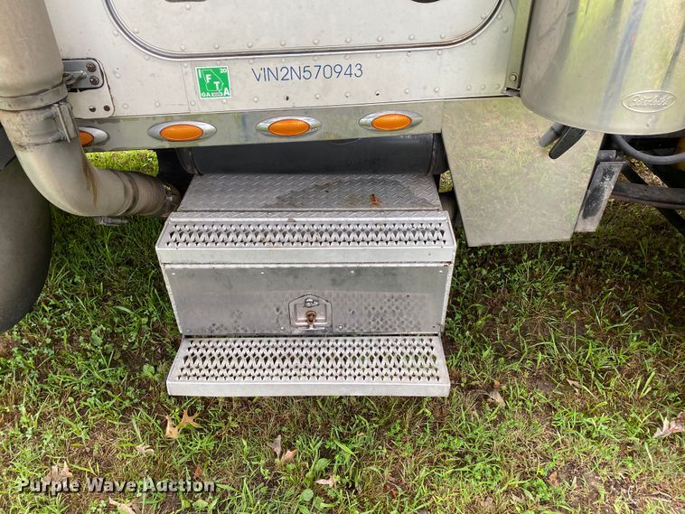 image for item HG9213 2002 Peterbilt 379  semi truck