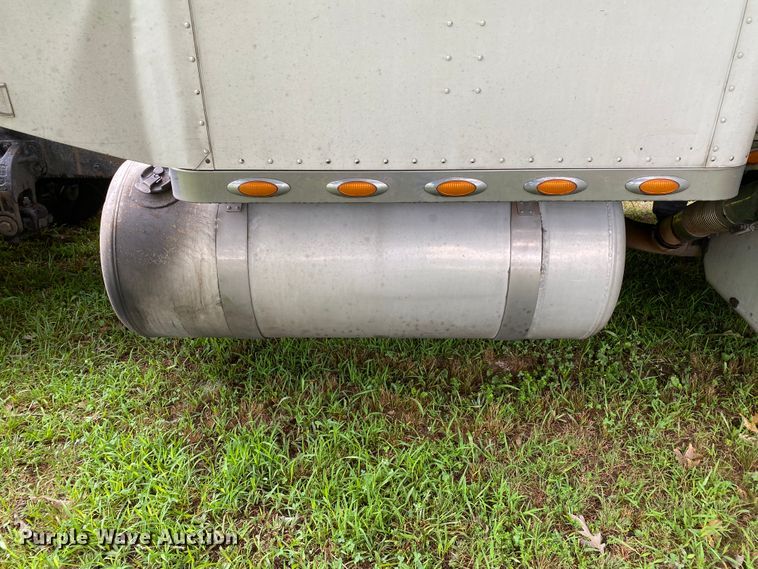 image for item HG9213 2002 Peterbilt 379  semi truck