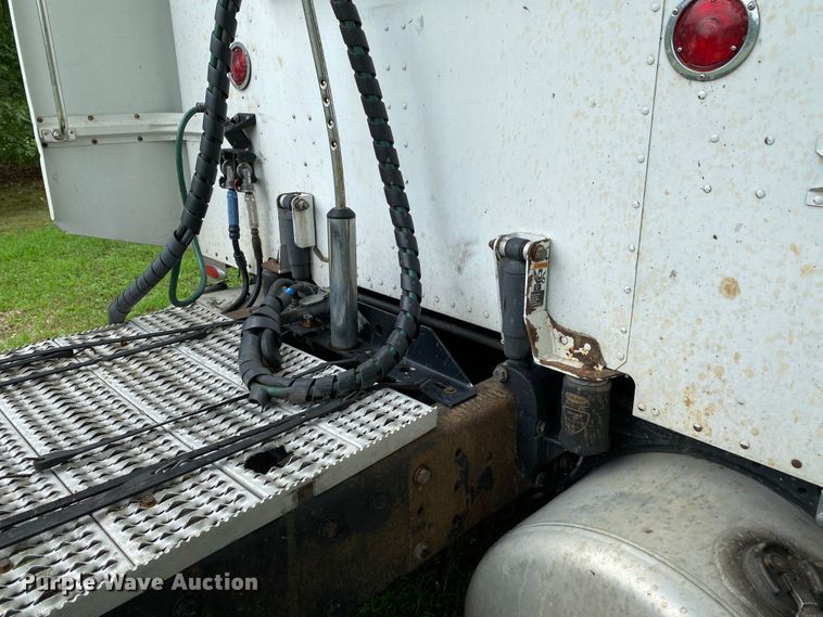 image for item HG9213 2002 Peterbilt 379  semi truck