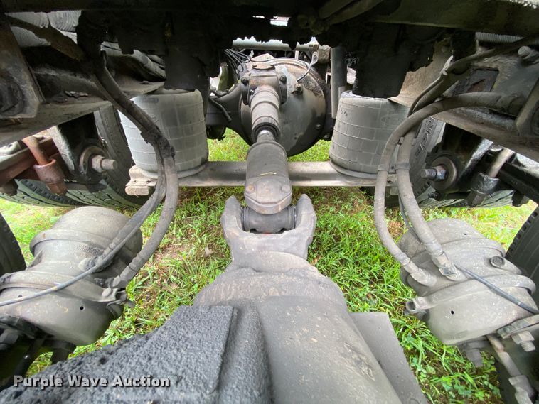 image for item HG9213 2002 Peterbilt 379  semi truck