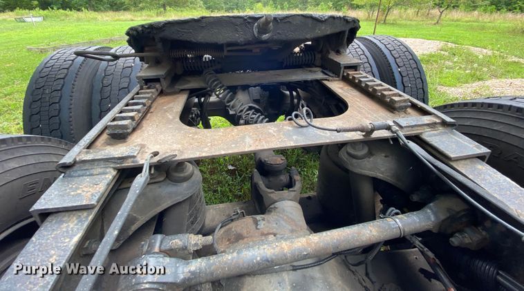 image for item HG9213 2002 Peterbilt 379  semi truck