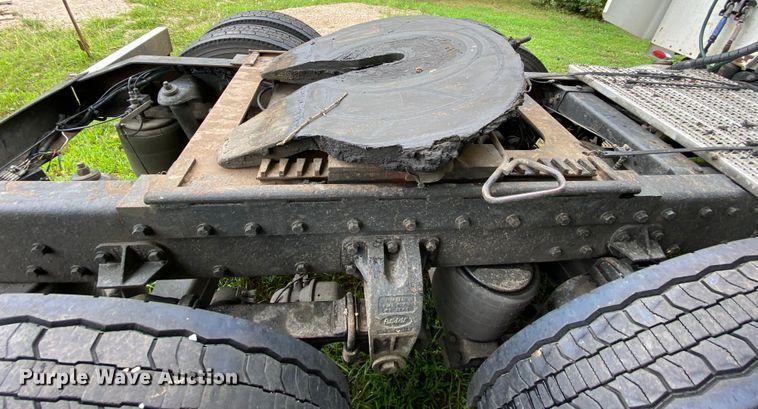 image for item HG9213 2002 Peterbilt 379  semi truck