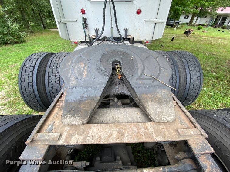 image for item HG9213 2002 Peterbilt 379  semi truck