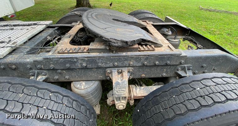 image for item HG9213 2002 Peterbilt 379  semi truck