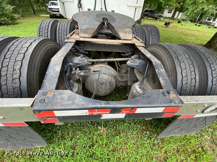 image for item HG9213 2002 Peterbilt 379  semi truck