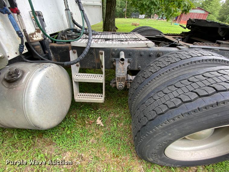 image for item HG9213 2002 Peterbilt 379  semi truck