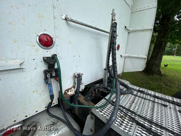 image for item HG9213 2002 Peterbilt 379  semi truck