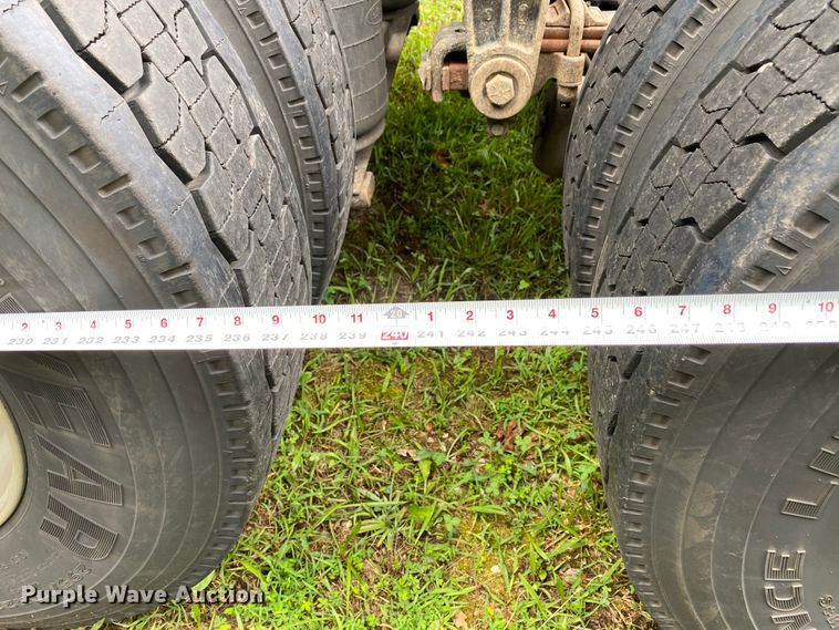 image for item HG9213 2002 Peterbilt 379  semi truck