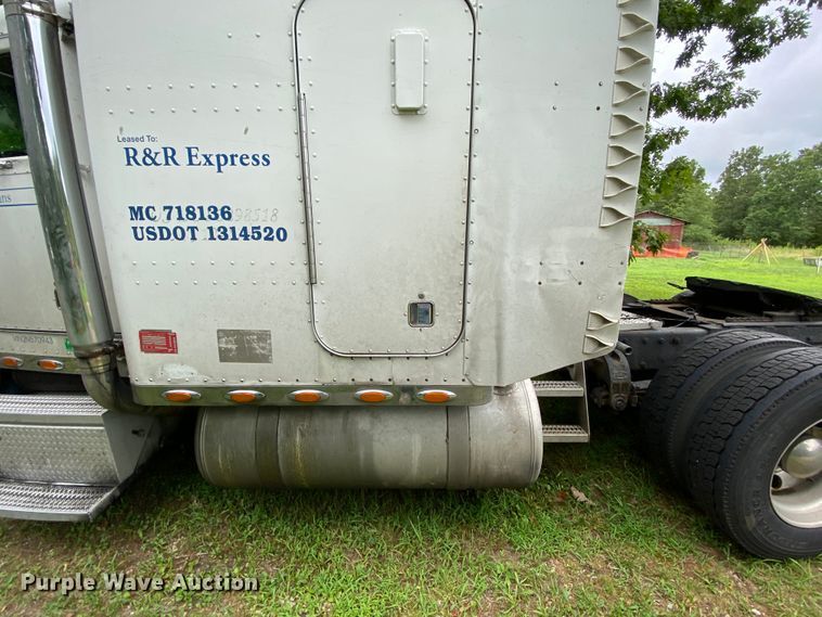 image for item HG9213 2002 Peterbilt 379  semi truck