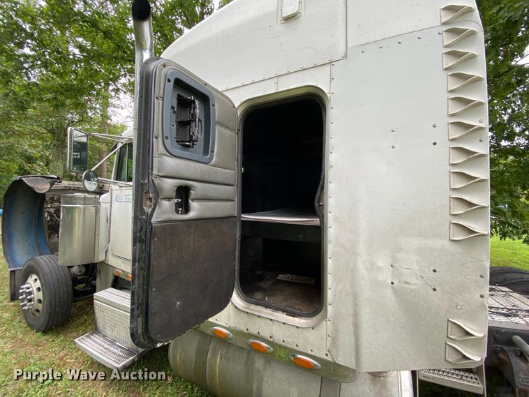 image for item HG9213 2002 Peterbilt 379  semi truck