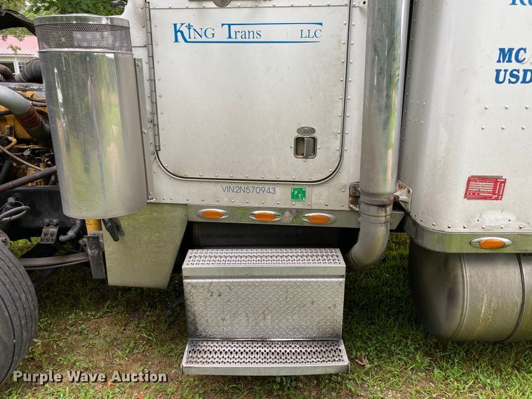 image for item HG9213 2002 Peterbilt 379  semi truck