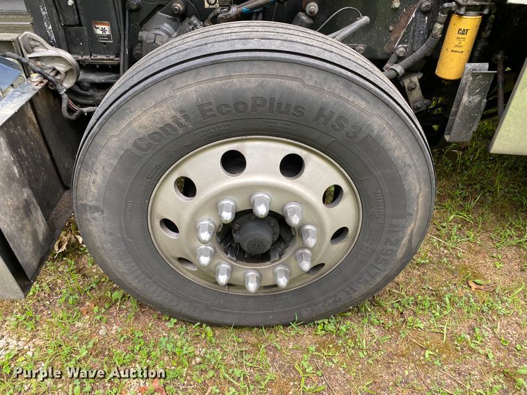 image for item HG9213 2002 Peterbilt 379  semi truck