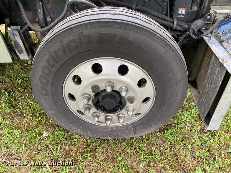 image for item HG9213 2002 Peterbilt 379  semi truck