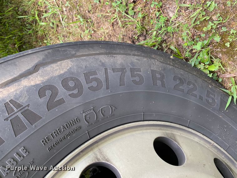 image for item HG9213 2002 Peterbilt 379  semi truck