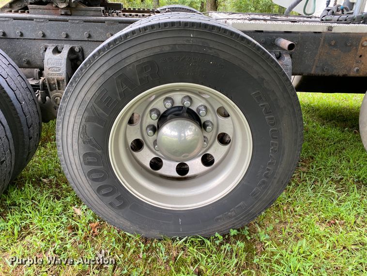 image for item HG9213 2002 Peterbilt 379  semi truck