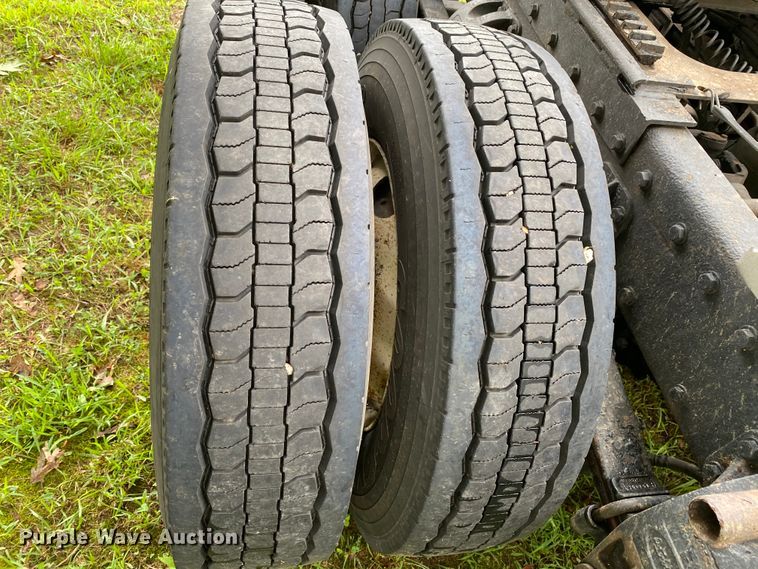 image for item HG9213 2002 Peterbilt 379  semi truck