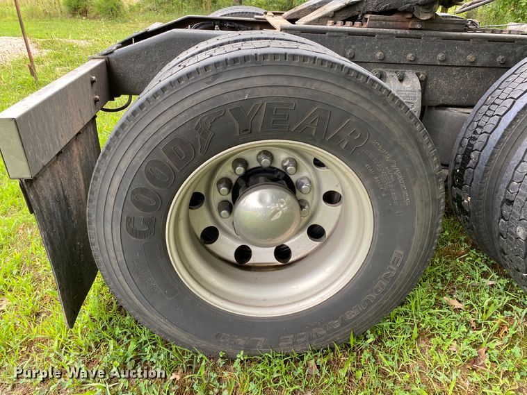 image for item HG9213 2002 Peterbilt 379  semi truck