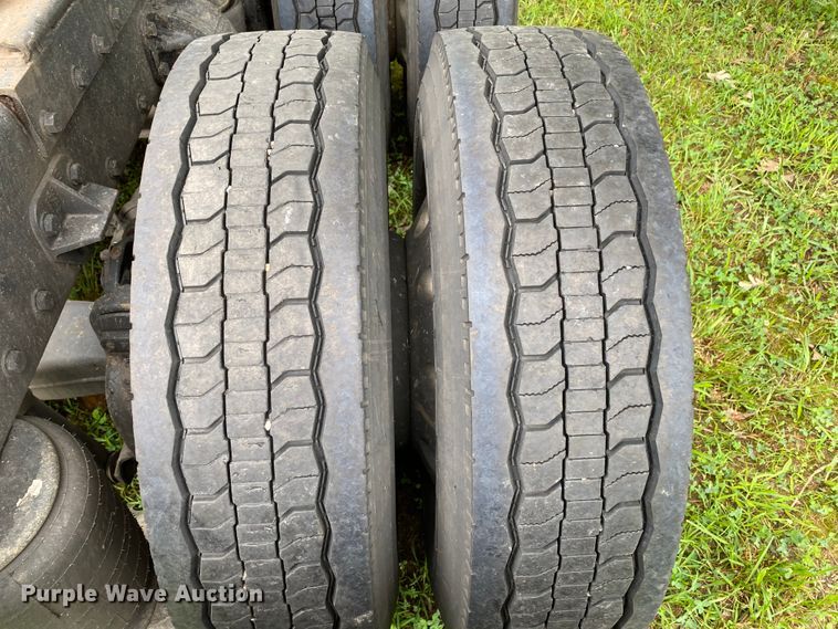 image for item HG9213 2002 Peterbilt 379  semi truck