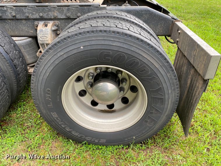 image for item HG9213 2002 Peterbilt 379  semi truck