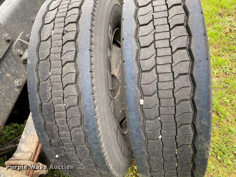 image for item HG9213 2002 Peterbilt 379  semi truck