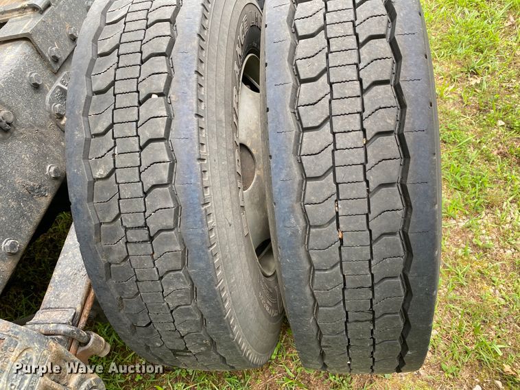 image for item HG9213 2002 Peterbilt 379  semi truck