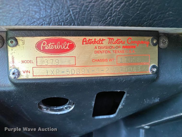 image for item HG9213 2002 Peterbilt 379  semi truck