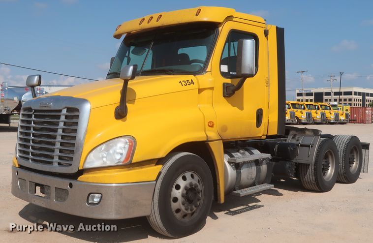 image for item HJ9350 2016 Freightliner Cascadia 125  semi truck