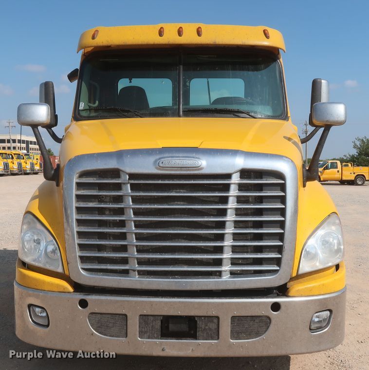 image for item HJ9350 2016 Freightliner Cascadia 125  semi truck