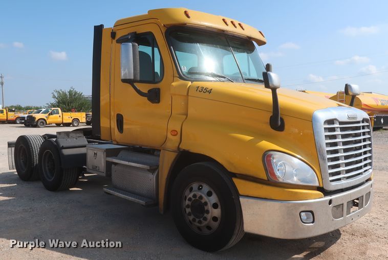 image for item HJ9350 2016 Freightliner Cascadia 125  semi truck