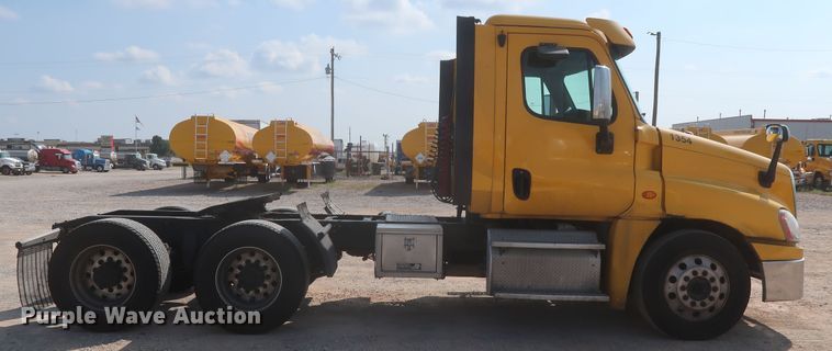 image for item HJ9350 2016 Freightliner Cascadia 125  semi truck