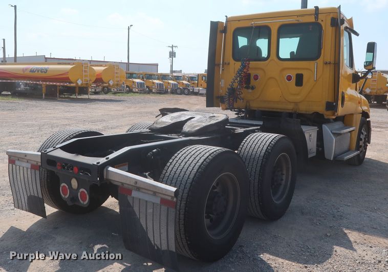 image for item HJ9350 2016 Freightliner Cascadia 125  semi truck