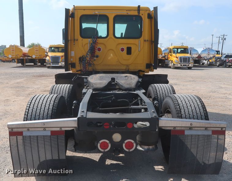 image for item HJ9350 2016 Freightliner Cascadia 125  semi truck