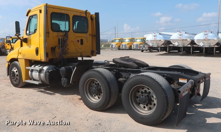 image for item HJ9350 2016 Freightliner Cascadia 125  semi truck