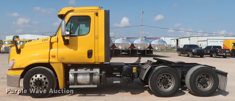 image for item HJ9350 2016 Freightliner Cascadia 125  semi truck