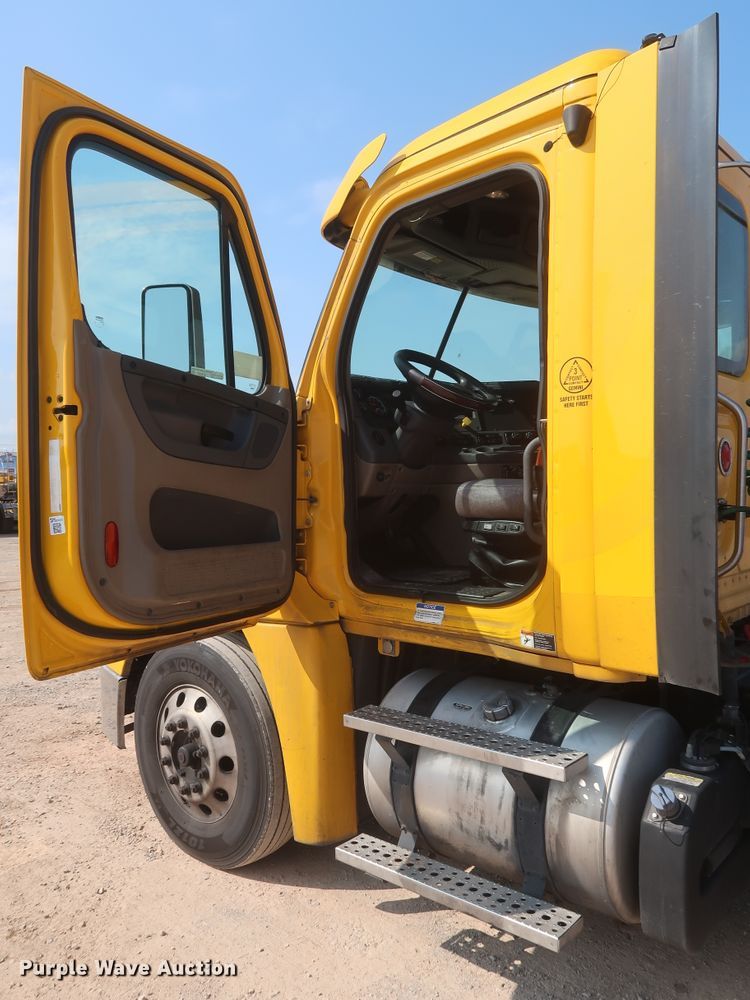 image for item HJ9350 2016 Freightliner Cascadia 125  semi truck