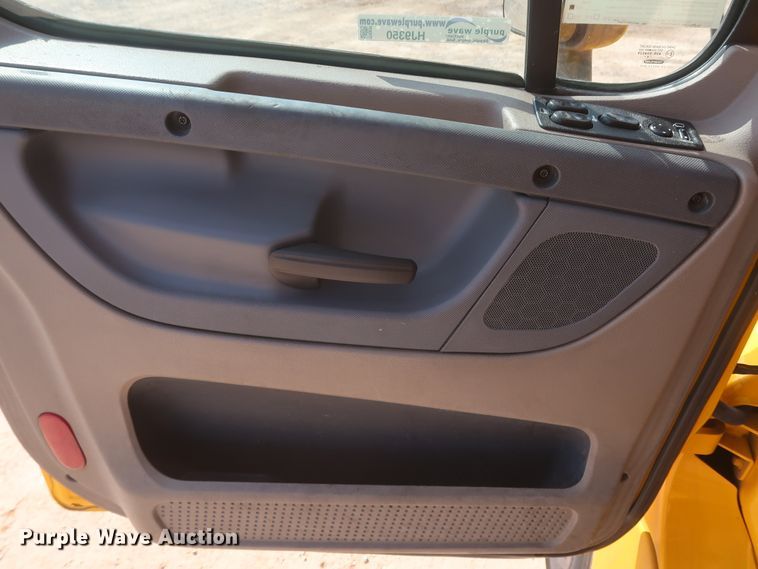 image for item HJ9350 2016 Freightliner Cascadia 125  semi truck