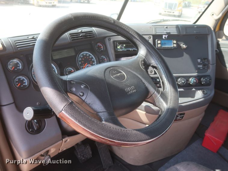 image for item HJ9350 2016 Freightliner Cascadia 125  semi truck