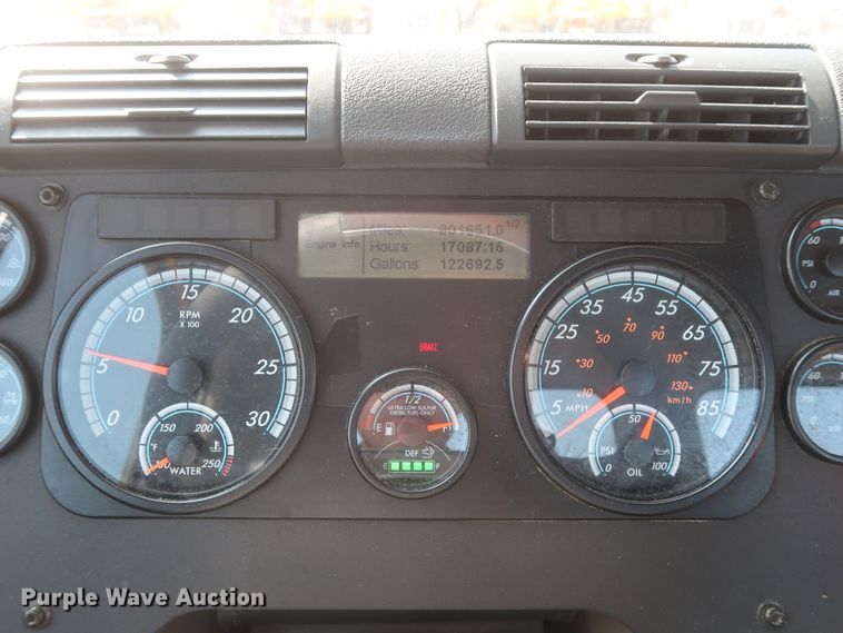 image for item HJ9350 2016 Freightliner Cascadia 125  semi truck