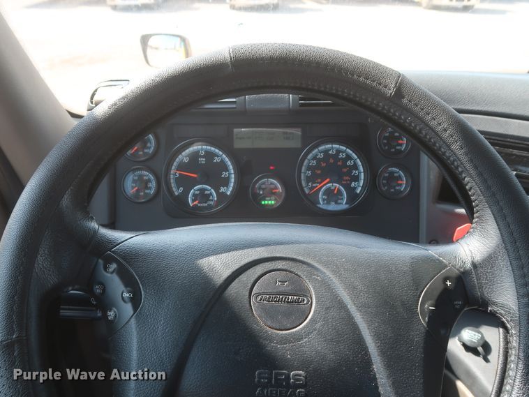 image for item HJ9350 2016 Freightliner Cascadia 125  semi truck