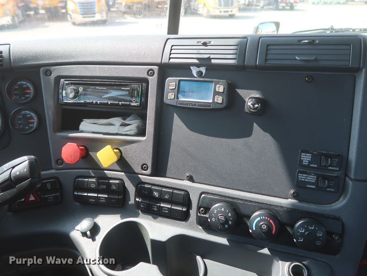 image for item HJ9350 2016 Freightliner Cascadia 125  semi truck