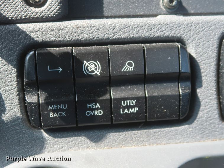 image for item HJ9350 2016 Freightliner Cascadia 125  semi truck