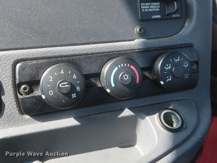 image for item HJ9350 2016 Freightliner Cascadia 125  semi truck